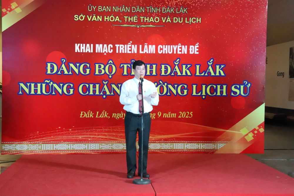 Đồng chí Trần Hồng Tiến - Giám đốc Sở VHTT&DL tỉnh phát biểu khai mạc Triển lãm